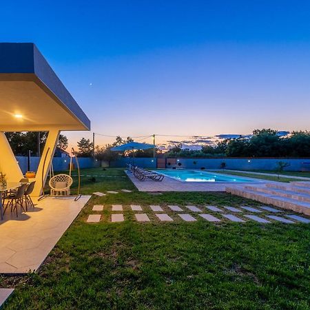 S&I Peaceful Holiday Home With Pool & Jacuzzi Galovac  エクステリア 写真