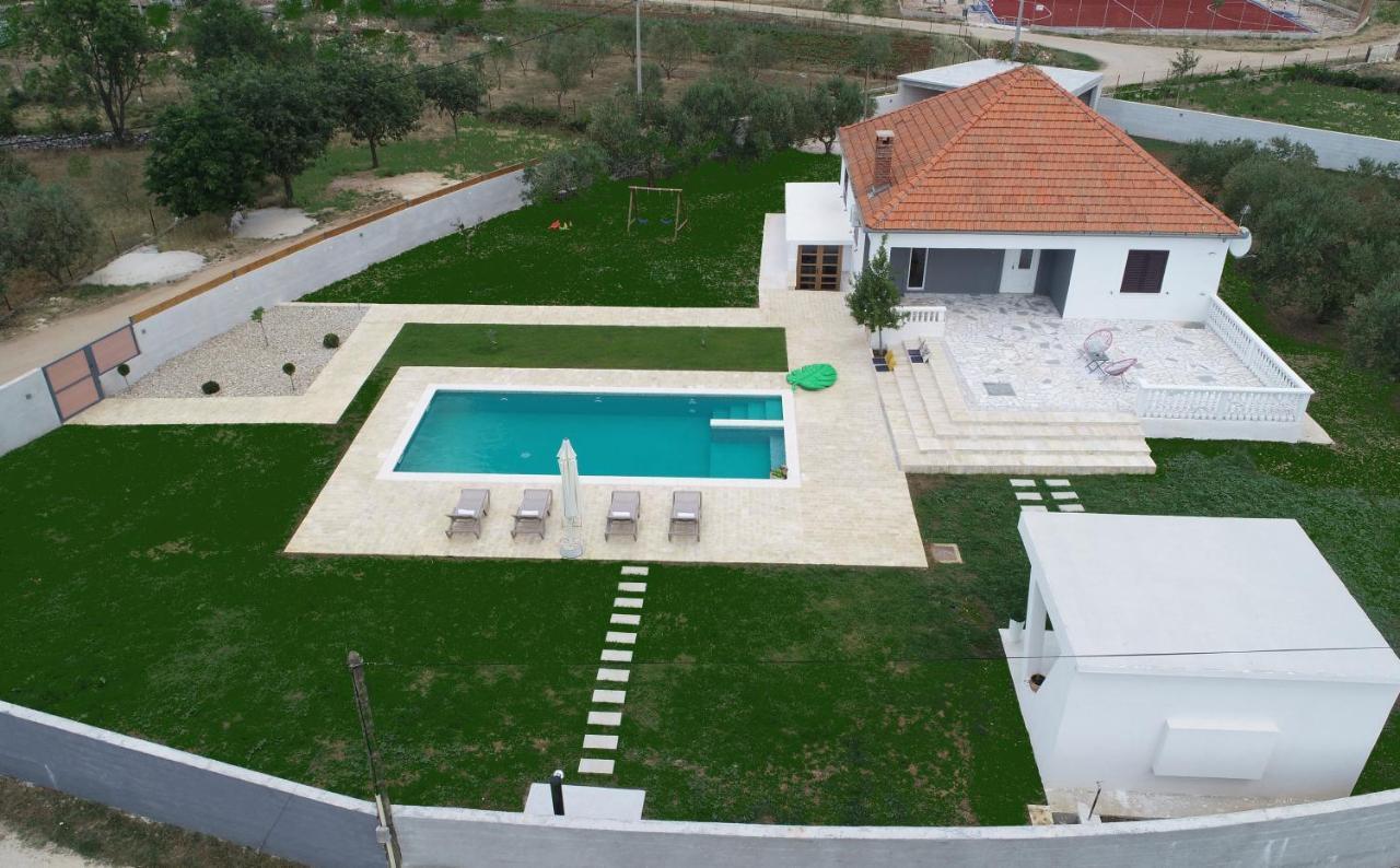 S&I Peaceful Holiday Home With Pool & Jacuzzi Galovac  エクステリア 写真