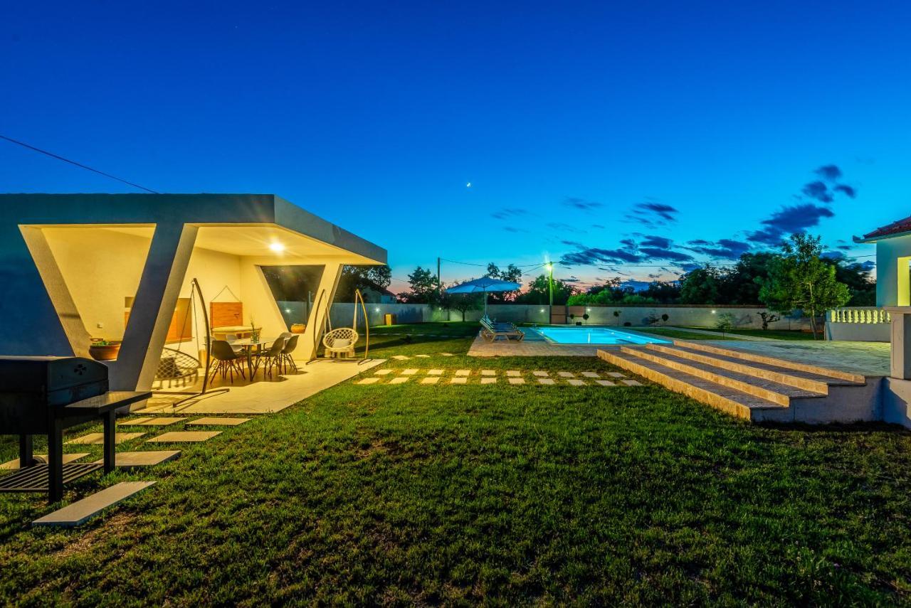 S&I Peaceful Holiday Home With Pool & Jacuzzi Galovac  エクステリア 写真