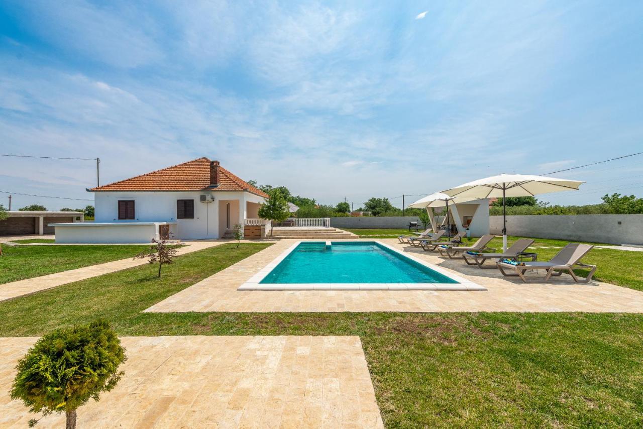 S&I Peaceful Holiday Home With Pool & Jacuzzi Galovac  エクステリア 写真