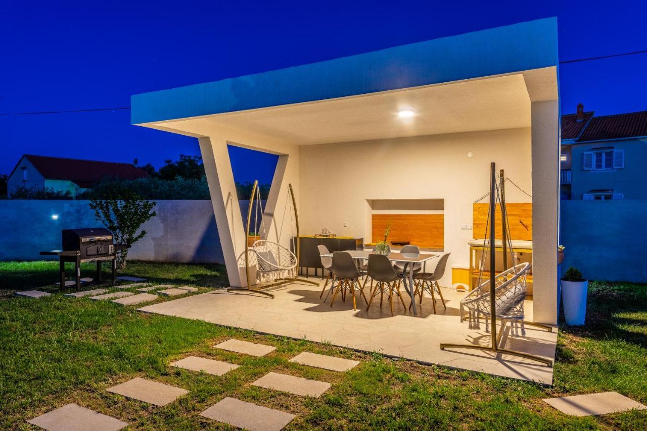 S&I Peaceful Holiday Home With Pool & Jacuzzi Galovac  エクステリア 写真