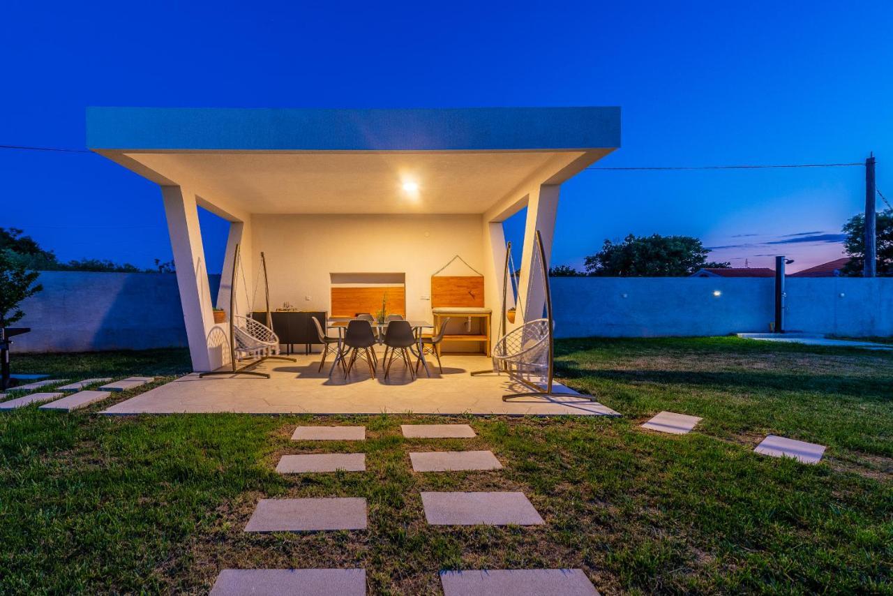 S&I Peaceful Holiday Home With Pool & Jacuzzi Galovac  エクステリア 写真
