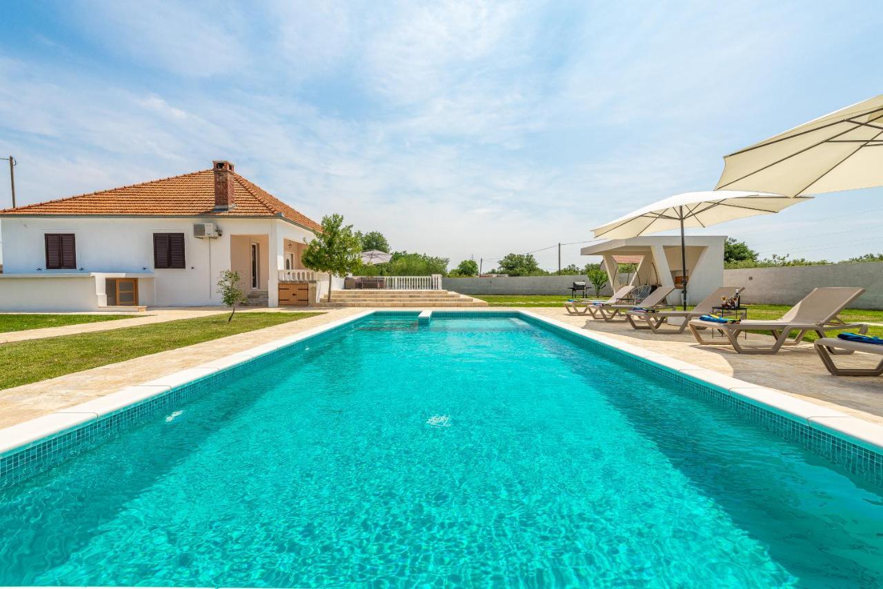 S&I Peaceful Holiday Home With Pool & Jacuzzi Galovac  エクステリア 写真