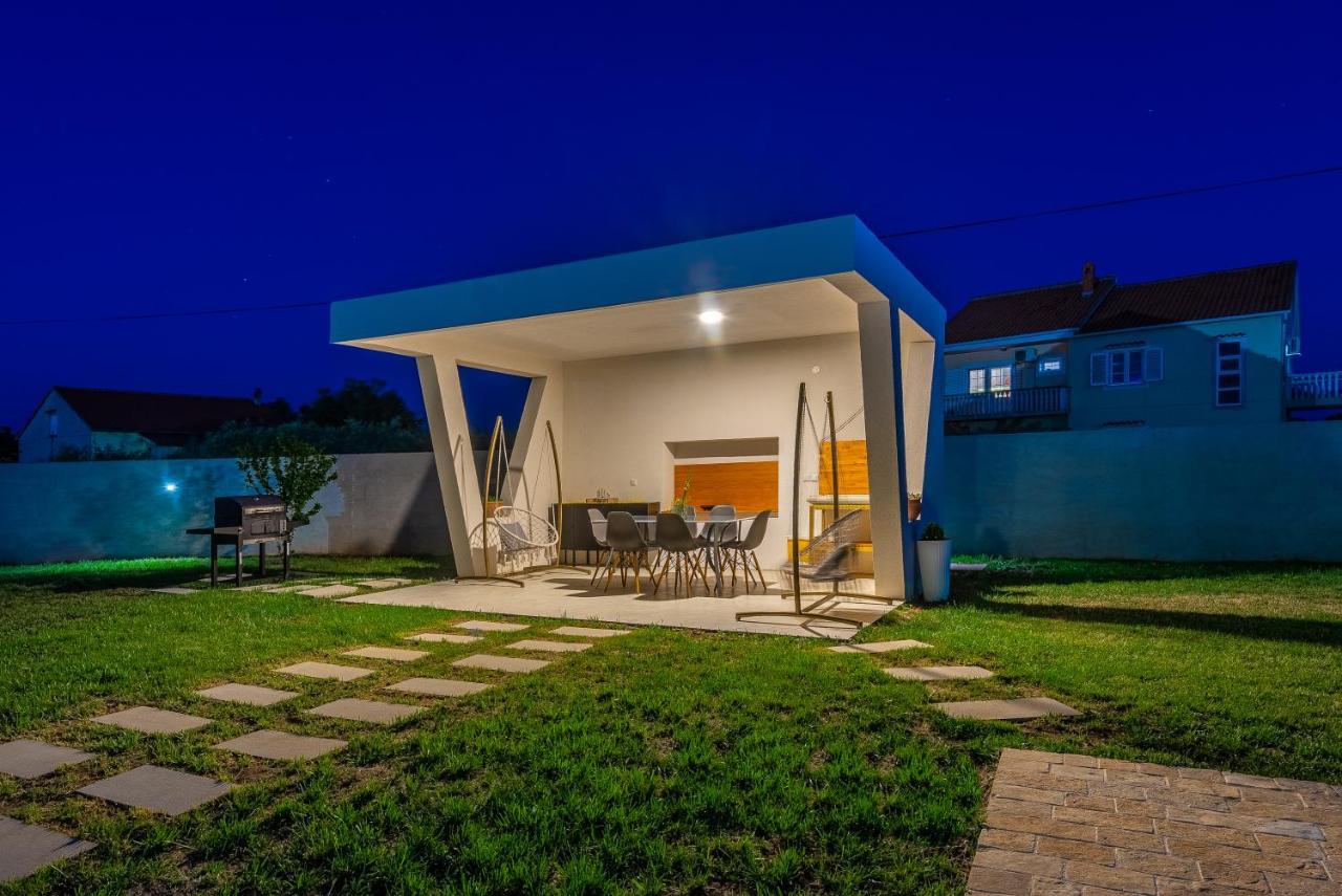 S&I Peaceful Holiday Home With Pool & Jacuzzi Galovac  エクステリア 写真