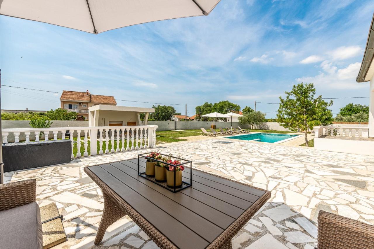 S&I Peaceful Holiday Home With Pool & Jacuzzi Galovac  エクステリア 写真