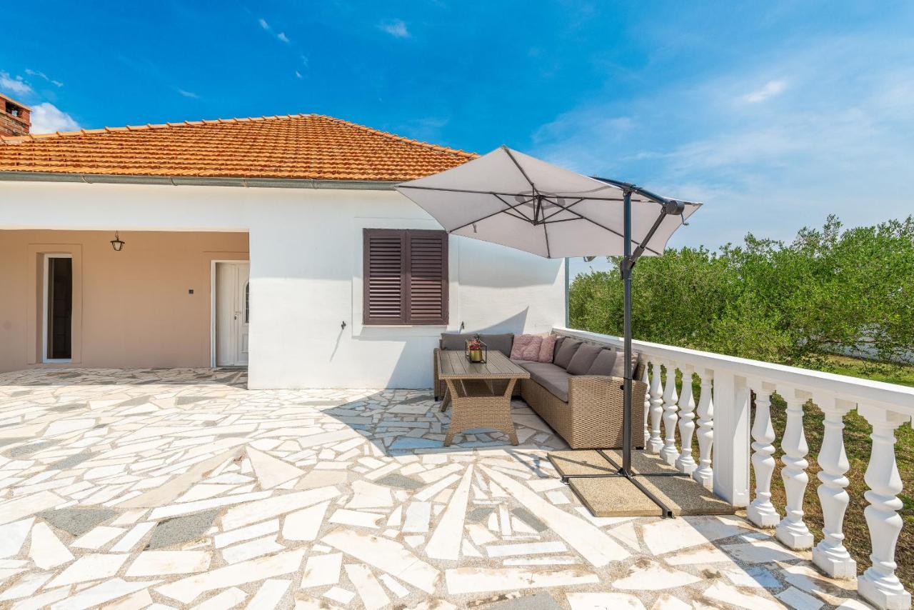 S&I Peaceful Holiday Home With Pool & Jacuzzi Galovac  エクステリア 写真