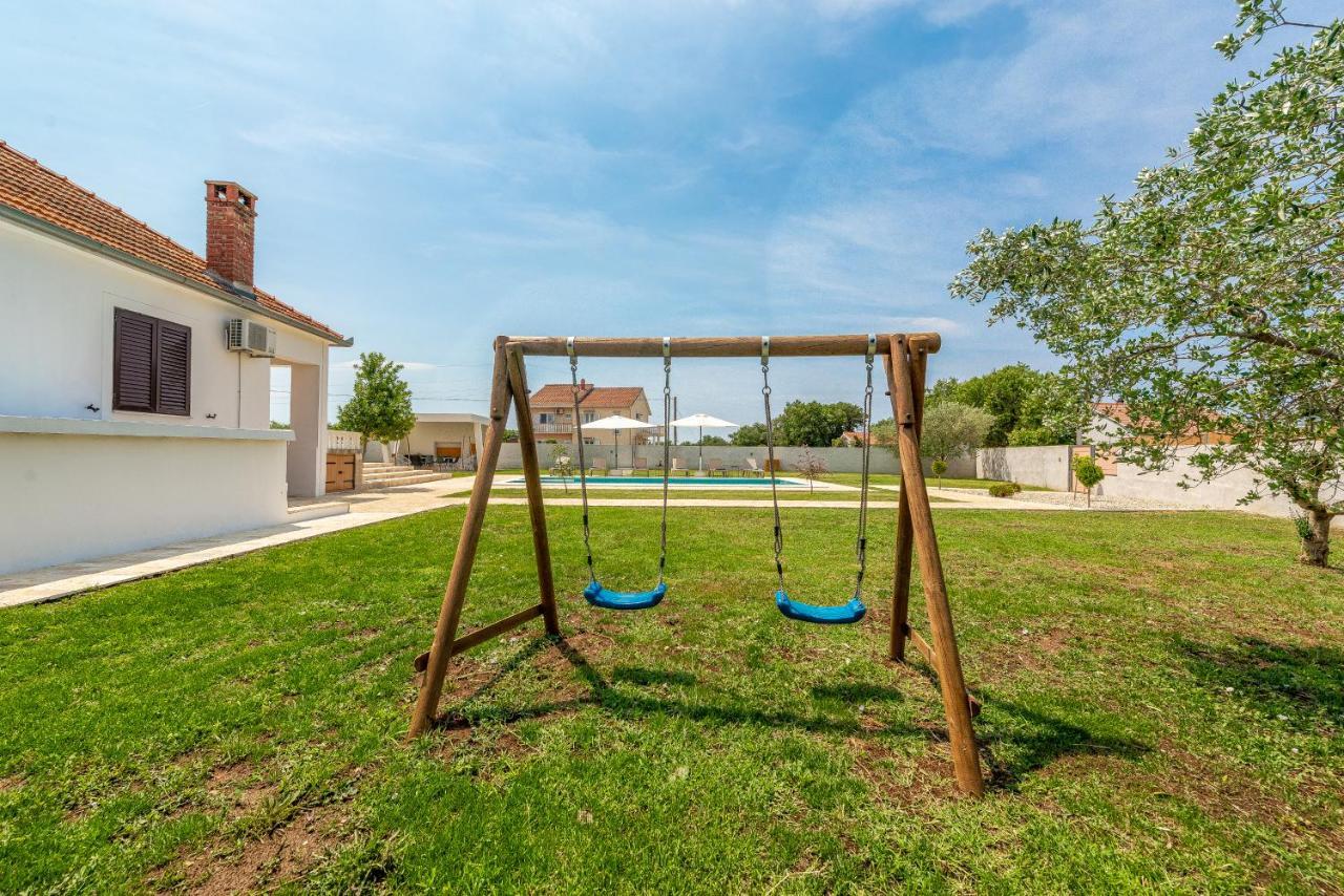 S&I Peaceful Holiday Home With Pool & Jacuzzi Galovac  エクステリア 写真