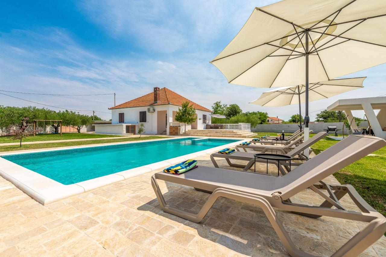 S&I Peaceful Holiday Home With Pool & Jacuzzi Galovac  エクステリア 写真