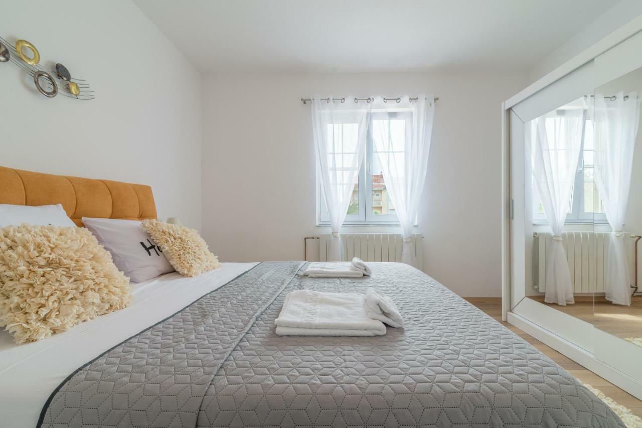S&I Peaceful Holiday Home With Pool & Jacuzzi Galovac  エクステリア 写真
