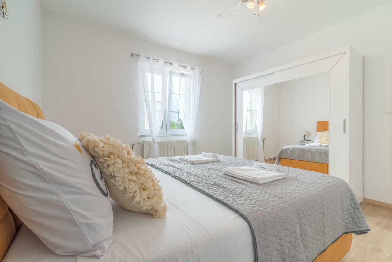 S&I Peaceful Holiday Home With Pool & Jacuzzi Galovac  エクステリア 写真