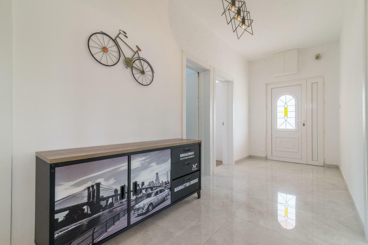 S&I Peaceful Holiday Home With Pool & Jacuzzi Galovac  エクステリア 写真