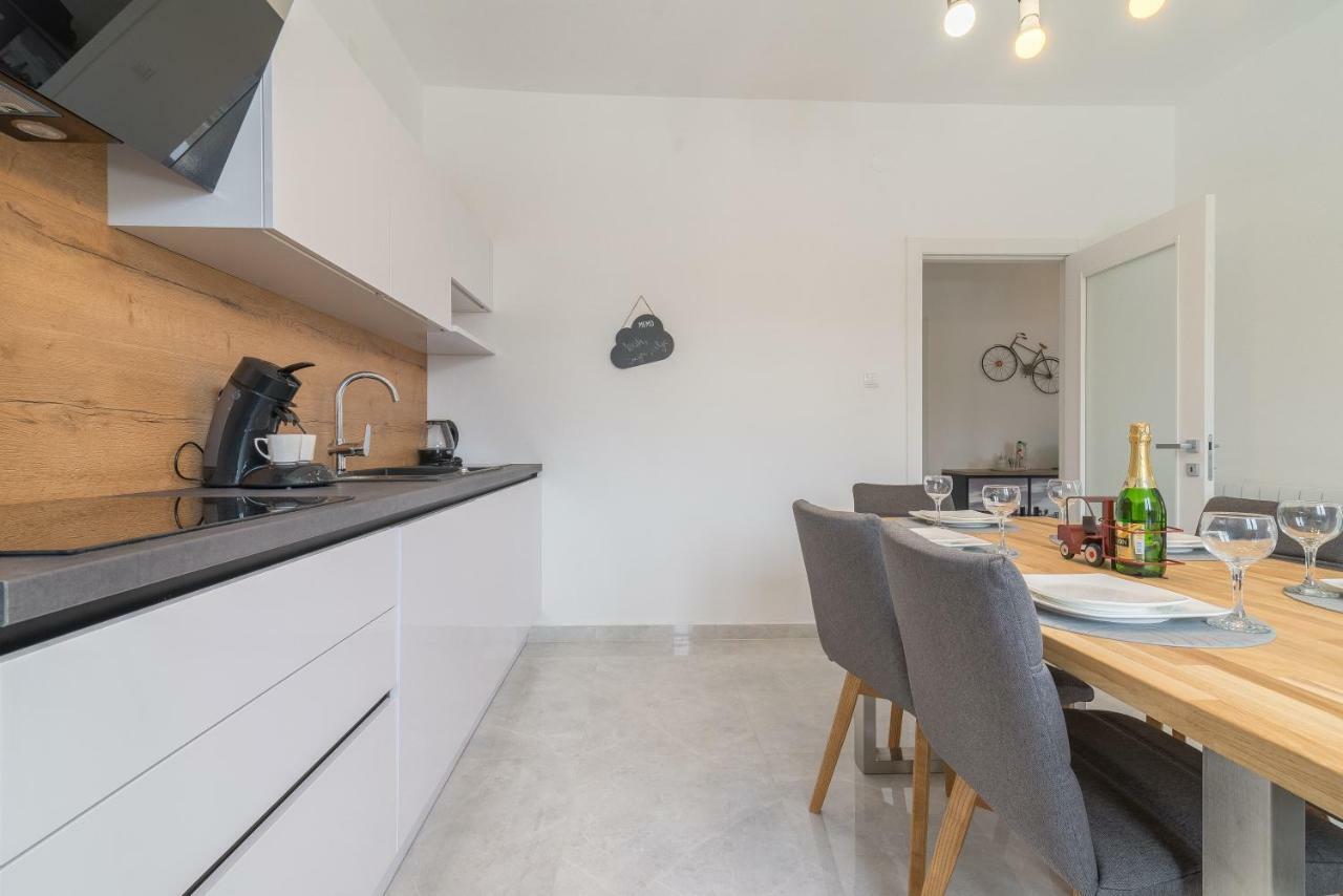 S&I Peaceful Holiday Home With Pool & Jacuzzi Galovac  エクステリア 写真