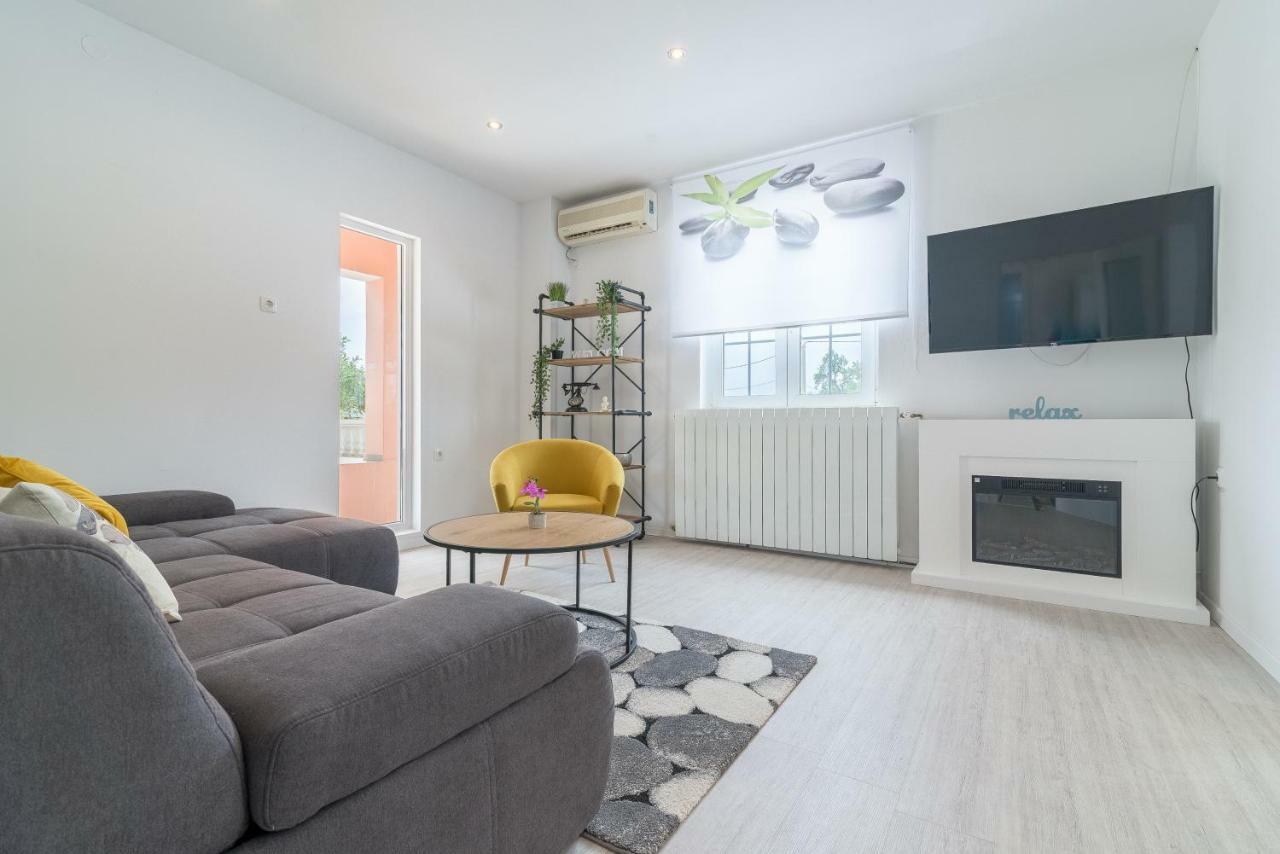 S&I Peaceful Holiday Home With Pool & Jacuzzi Galovac  エクステリア 写真