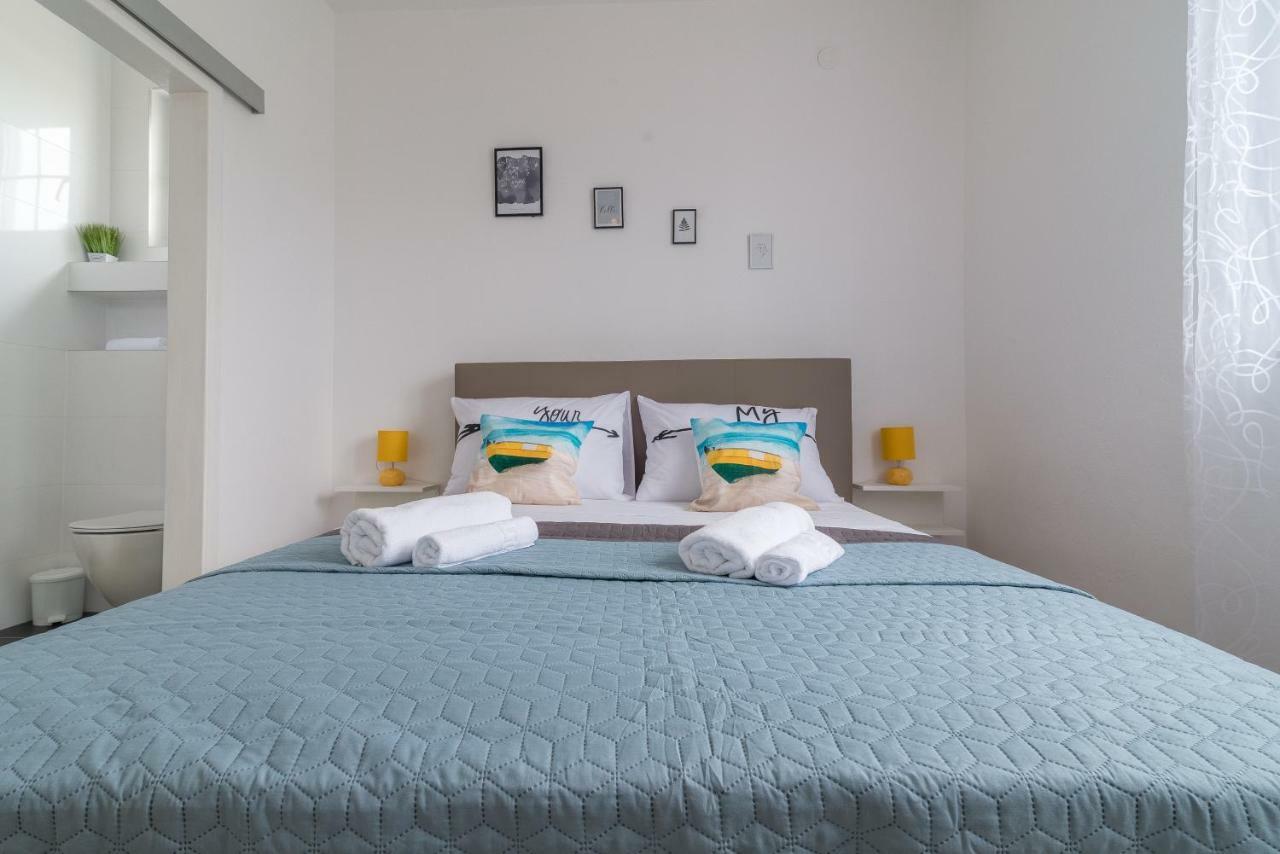 S&I Peaceful Holiday Home With Pool & Jacuzzi Galovac  エクステリア 写真