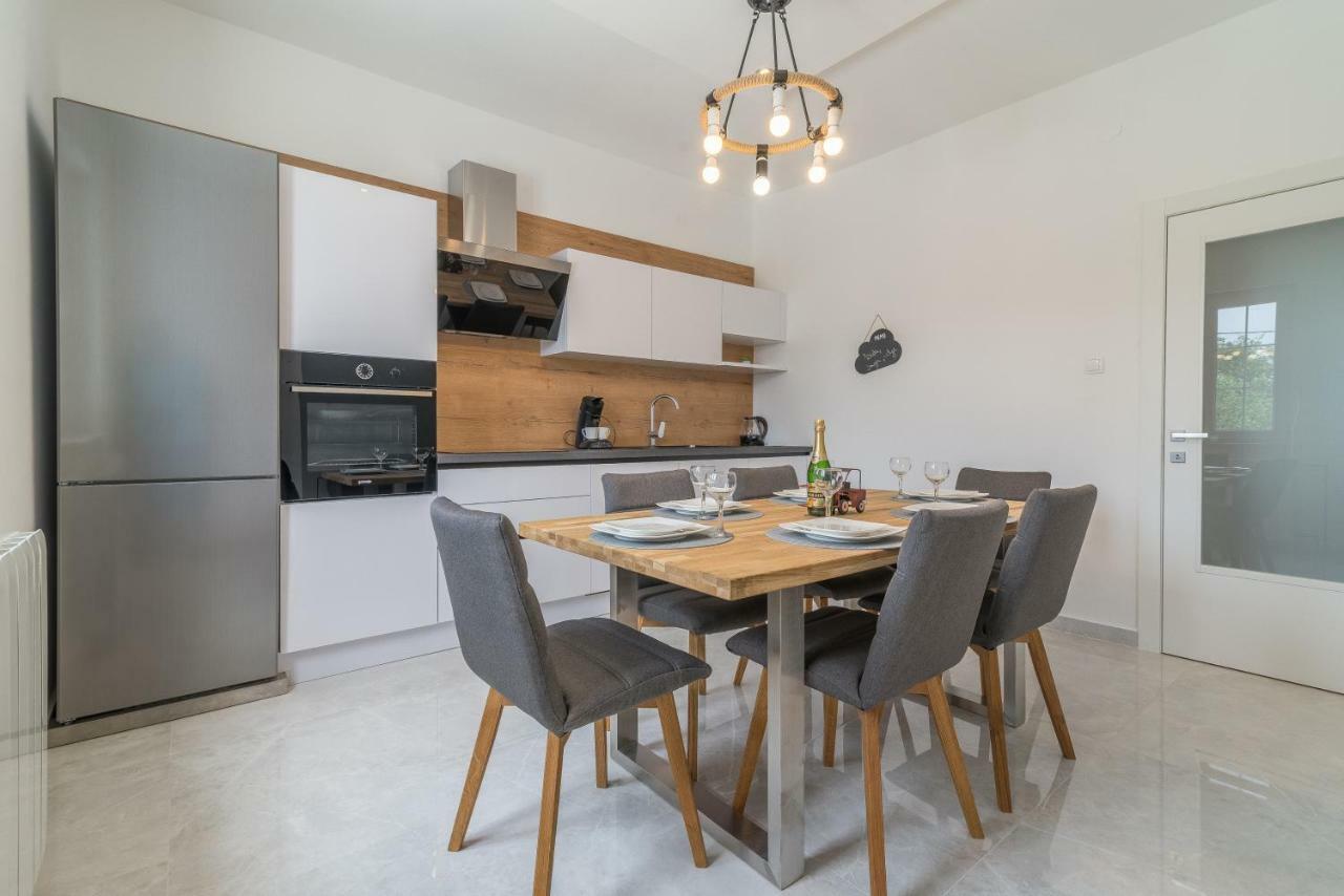 S&I Peaceful Holiday Home With Pool & Jacuzzi Galovac  エクステリア 写真